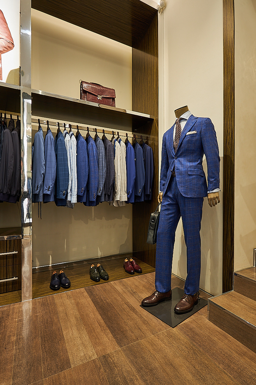 KITON — Бутик итальянского бренда люксовой одежды. Photographer — Maks Kudashkin