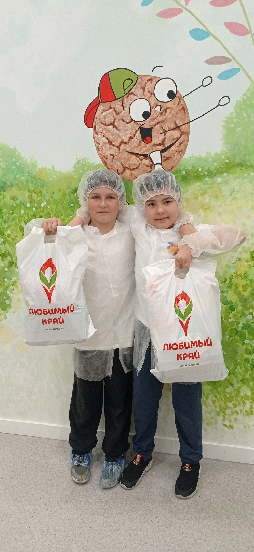 дети с подарками на кондитерской фабрике