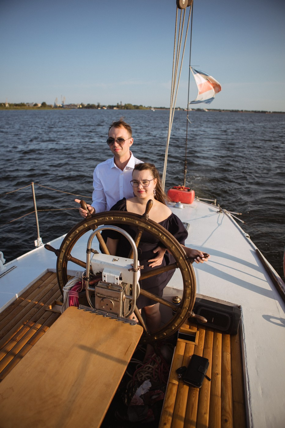 Захар и Татьяна. Прогулочная съемка на яхте. Фотографы в городе Волгограде — Людмила Агеева и Алексей Околелов