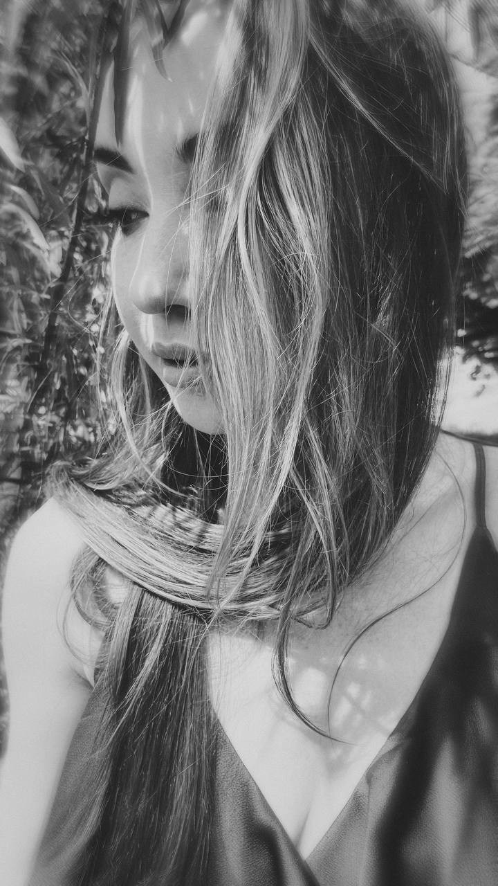 Диана: Рассвет. Я сижу на берегу моря рядом со своим домом. И встречаю солнце…. OlessiaKh