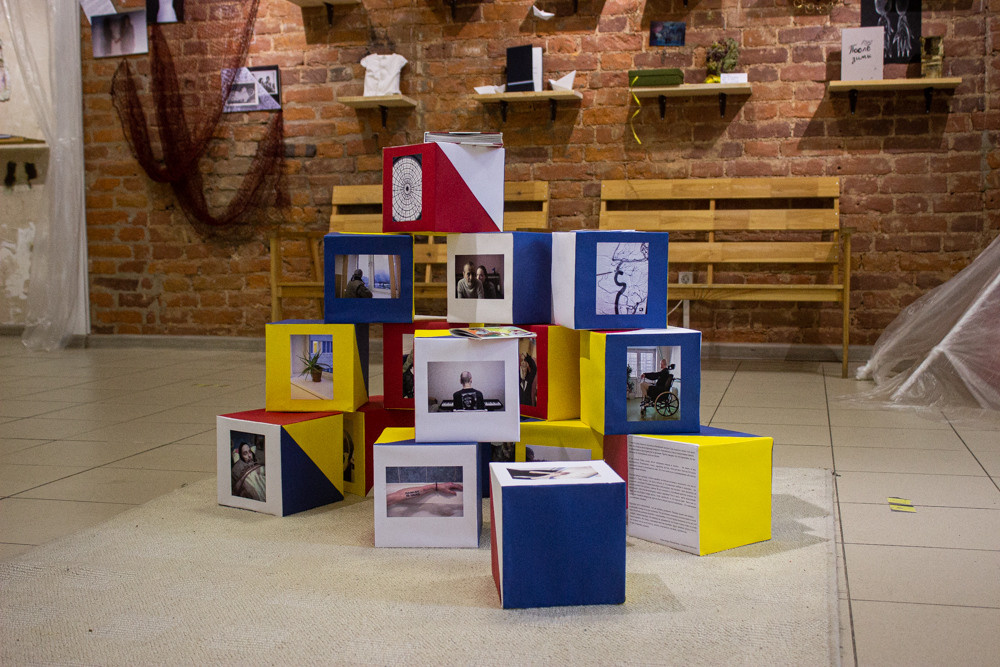 Семейный портрет. Ася Бобрицкая — мультидисциплинарый художник