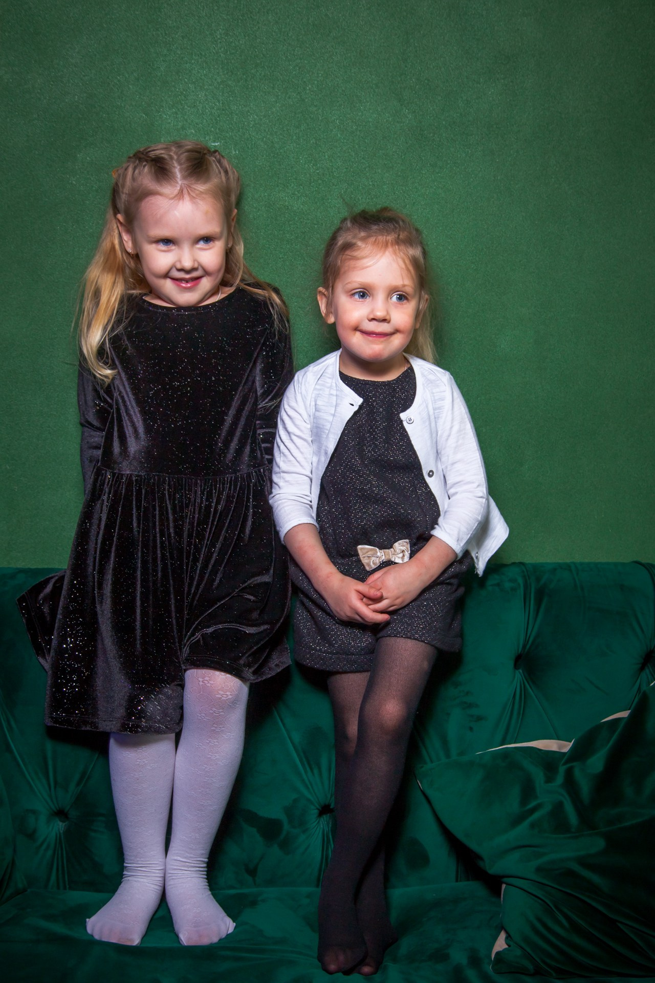 kogan.studio - две девочки сидят на диване