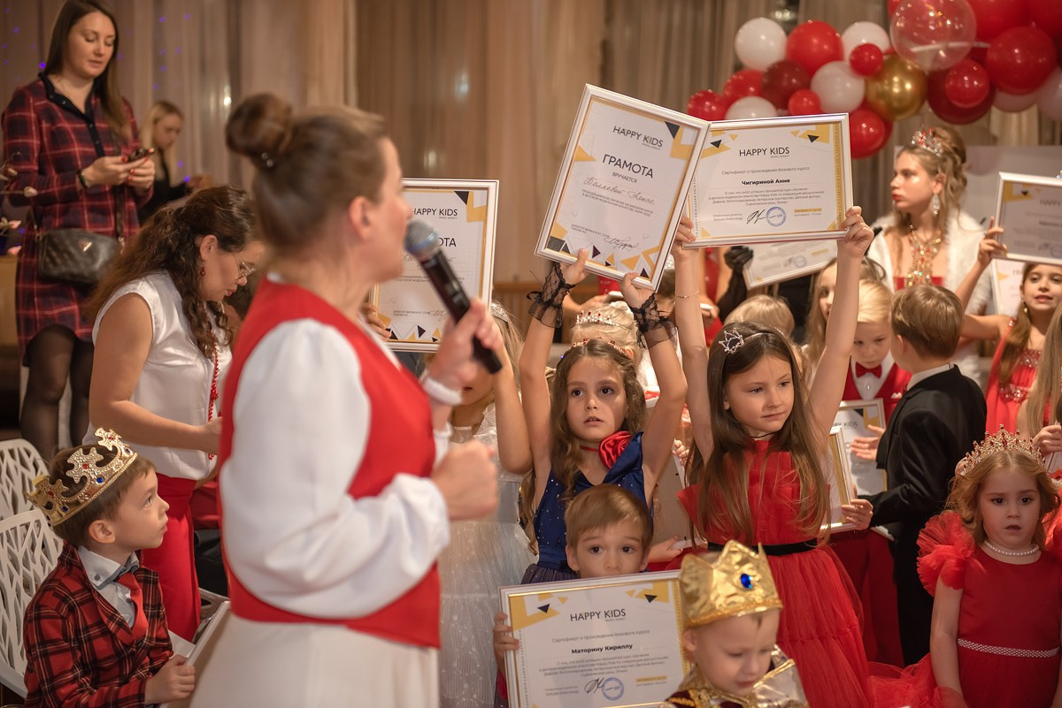 Выпускной в детской школе моделей HAPPYkids 2024. Семейный и коммерческий фотограф в Сочи Александр Бодунов