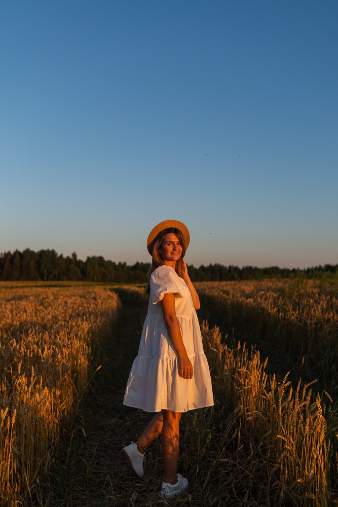 Поле, закат и наши улыбки. Фотограф Мария Ковкова