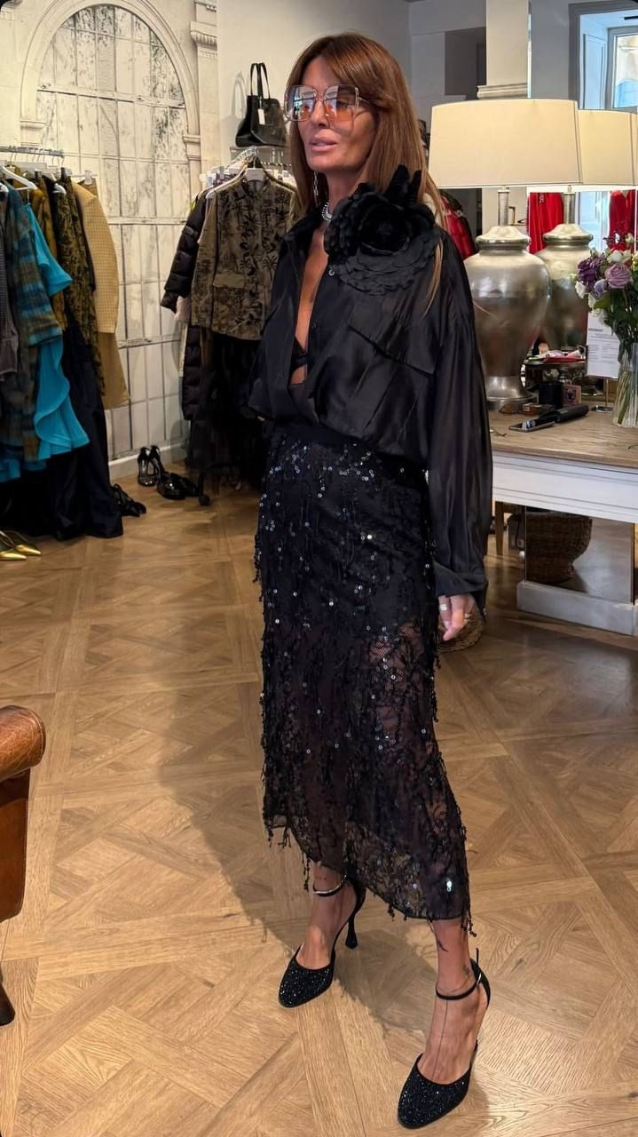 Стильный новогодний образ 2026 для женщин. женские образы на Новый год 2026. elegantnyj-obraz-Chernaya-shelkovaya-bluza-s-obemnym-dekorativnym-cvetkom