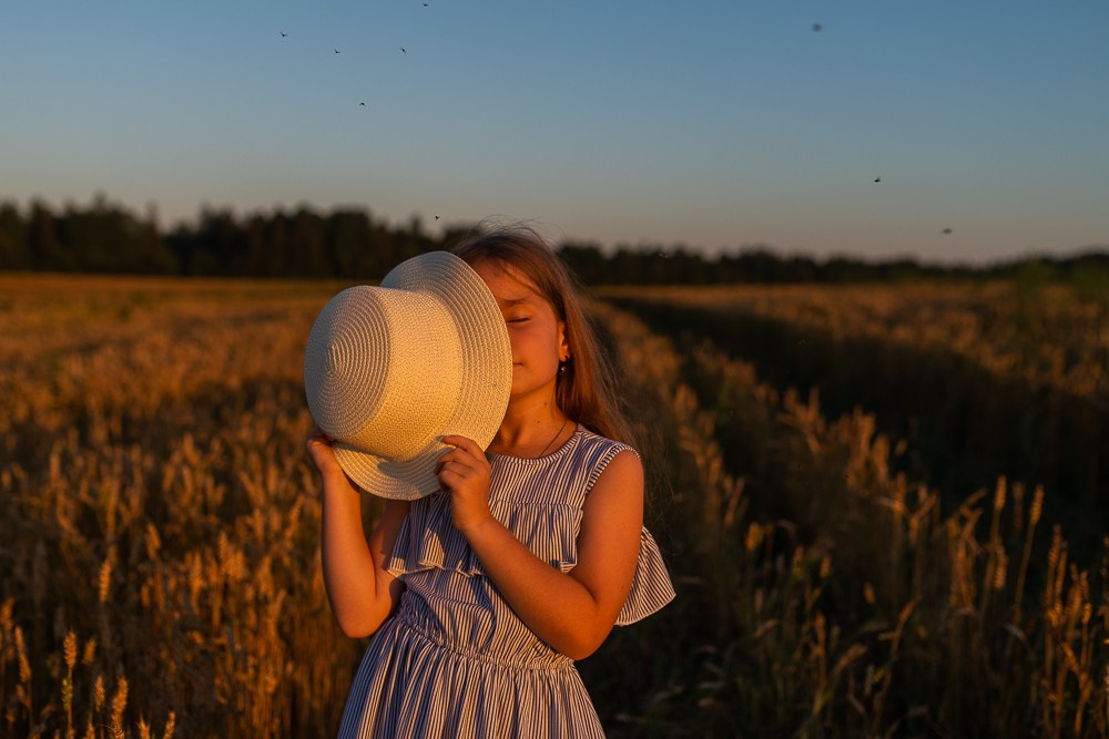 Поле, закат и наши улыбки. Фотограф Мария Ковкова