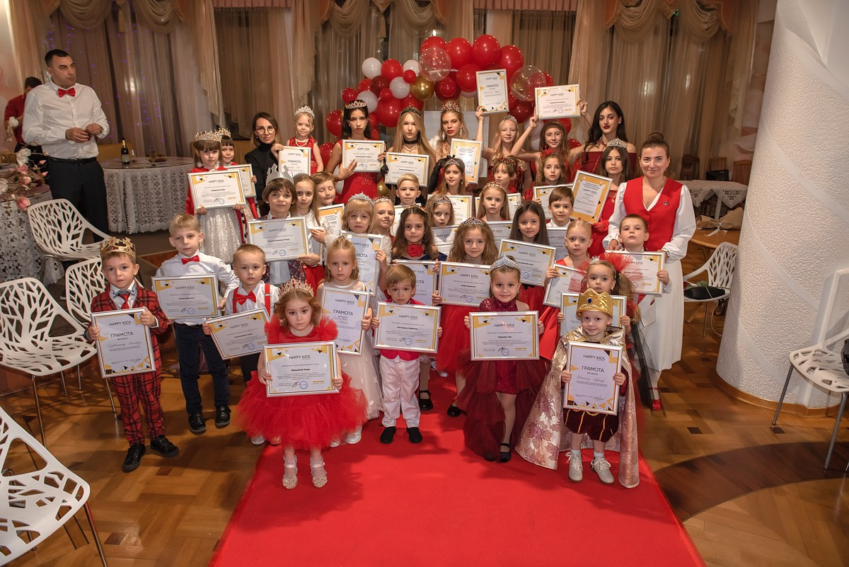 Выпускной в детской школе моделей HAPPYkids 2024. Семейный и коммерческий фотограф в Сочи Александр Бодунов