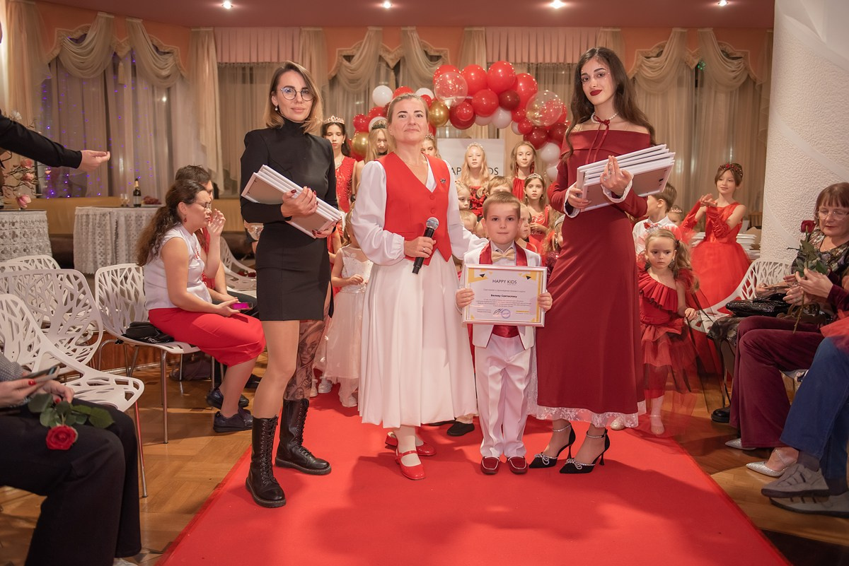 Выпускной в детской школе моделей HAPPYkids 2024. Семейный и коммерческий фотограф в Сочи Александр Бодунов