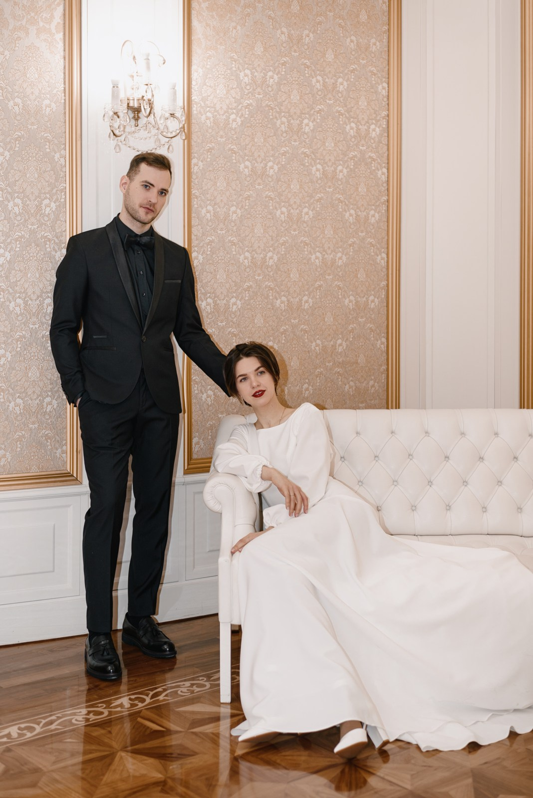 Классическая свадебная съёмка в интерьере: элегантный образ пары в Тюмени