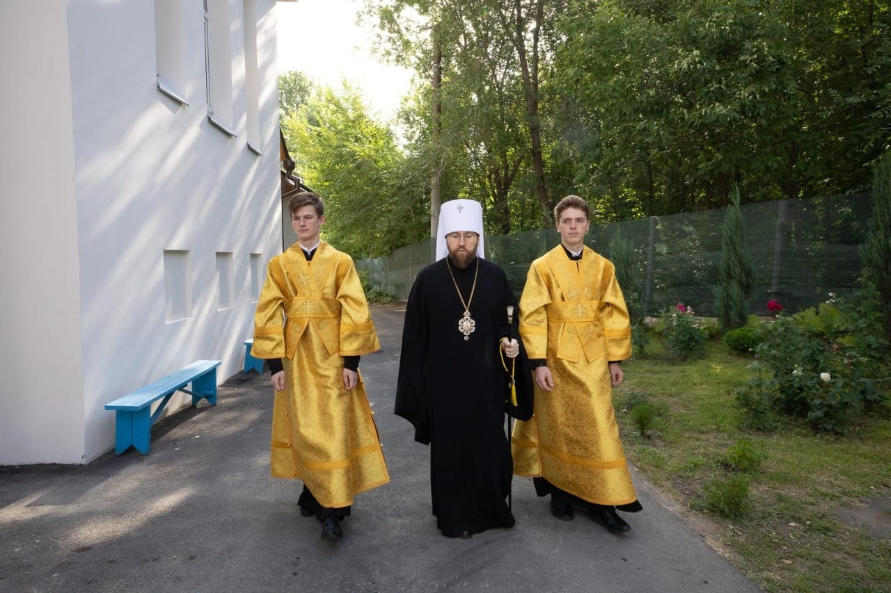 Митрополит Игнатий совершил божественную литургию в храме Всех скорбящих Радость. Саратовское Северо-Западное благочиние