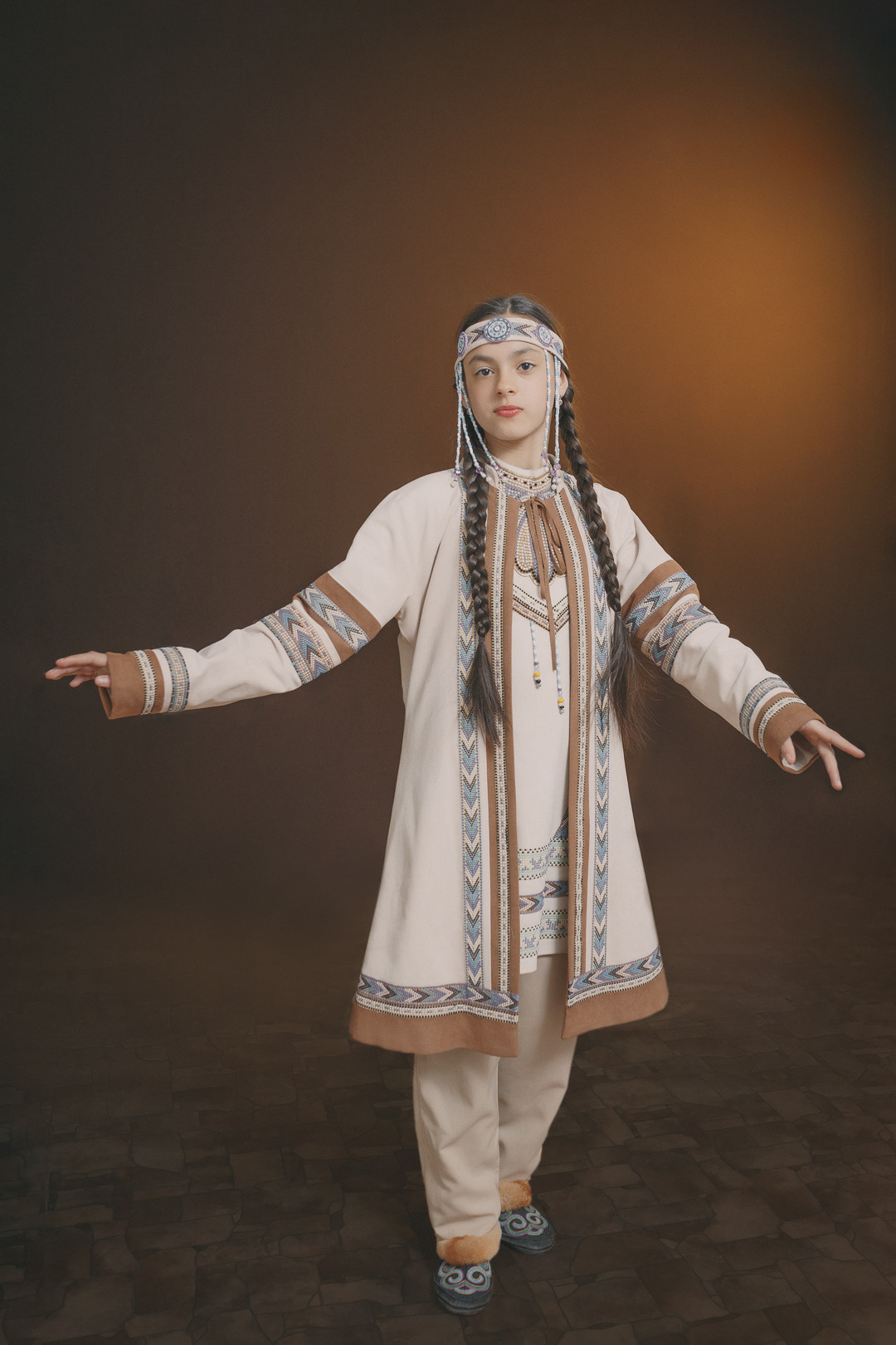 Девочка в народном костюме в полный рост