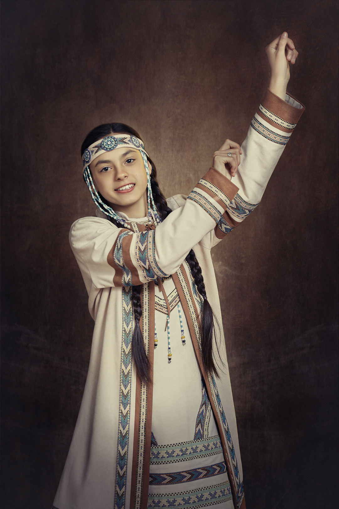 Девочка танцует народный танец в национальном костюме