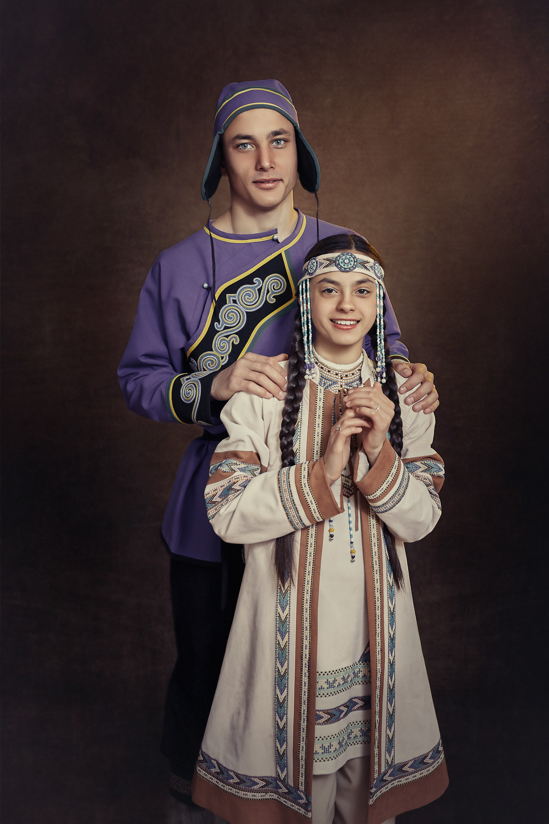 Брат и сестра фотографируются вместе в этнических костюмах