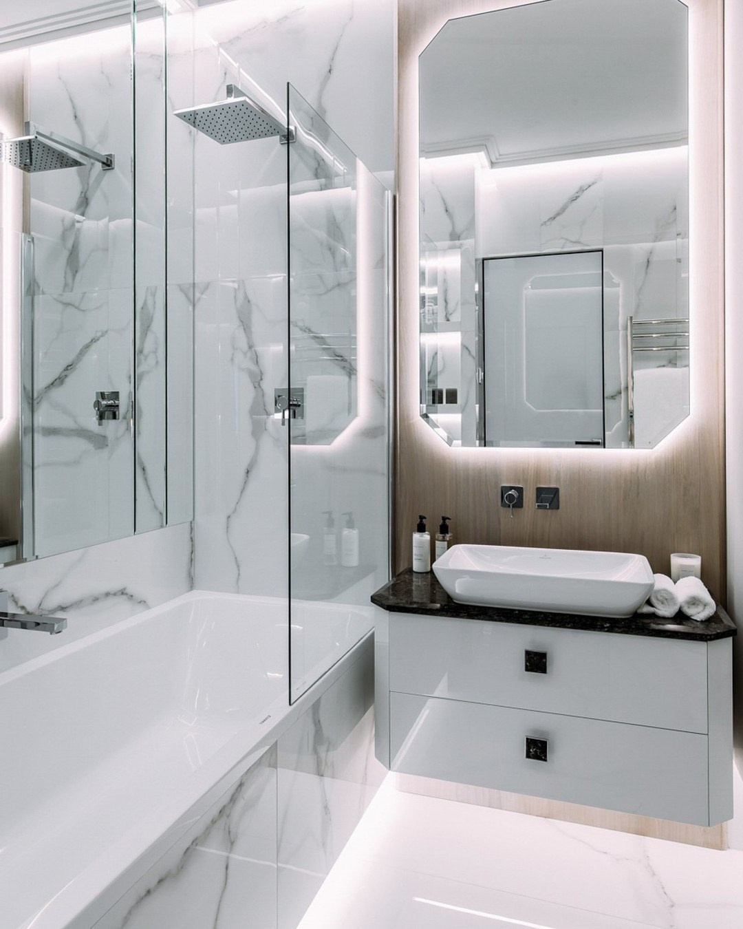 Современная ванная комната с мраморной плиткой и зеркалом с подсветкой | Валерия Котович