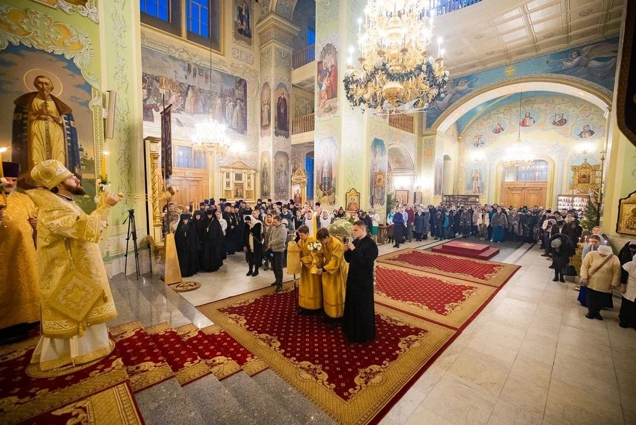 Благочинный Северо-Западного округа принял участие в Архиерейском Богослужении в Покровском соборе. Саратовское Северо-Западное благочиние
