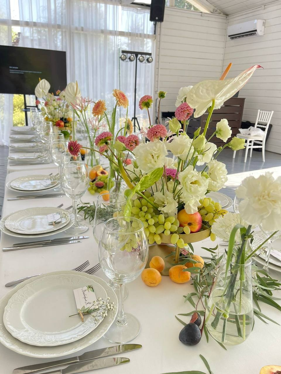 Яркий декор с использованием фруктов и овощей. Подрядчики и друзья сети свадебных площадок House for wedding