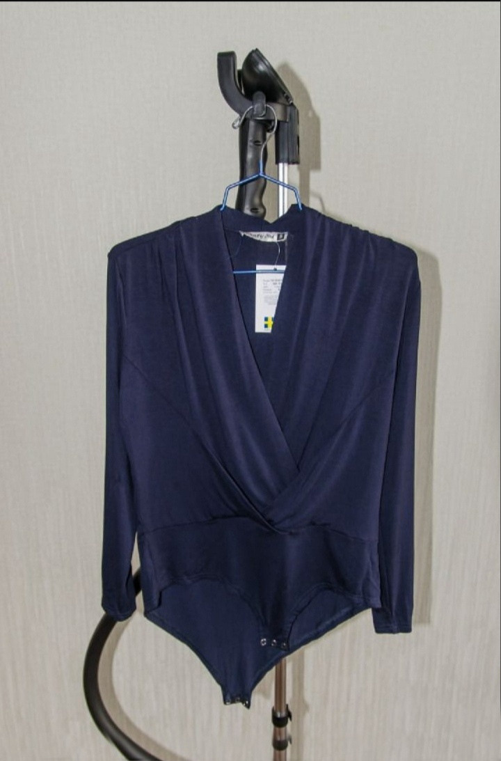 Девушка в трикотажном боди темно-синего цвета