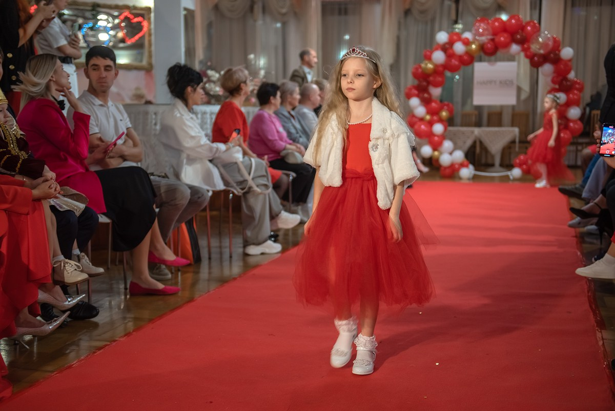 Выпускной в детской школе моделей HAPPYkids 2024. Семейный и коммерческий фотограф в Сочи Александр Бодунов