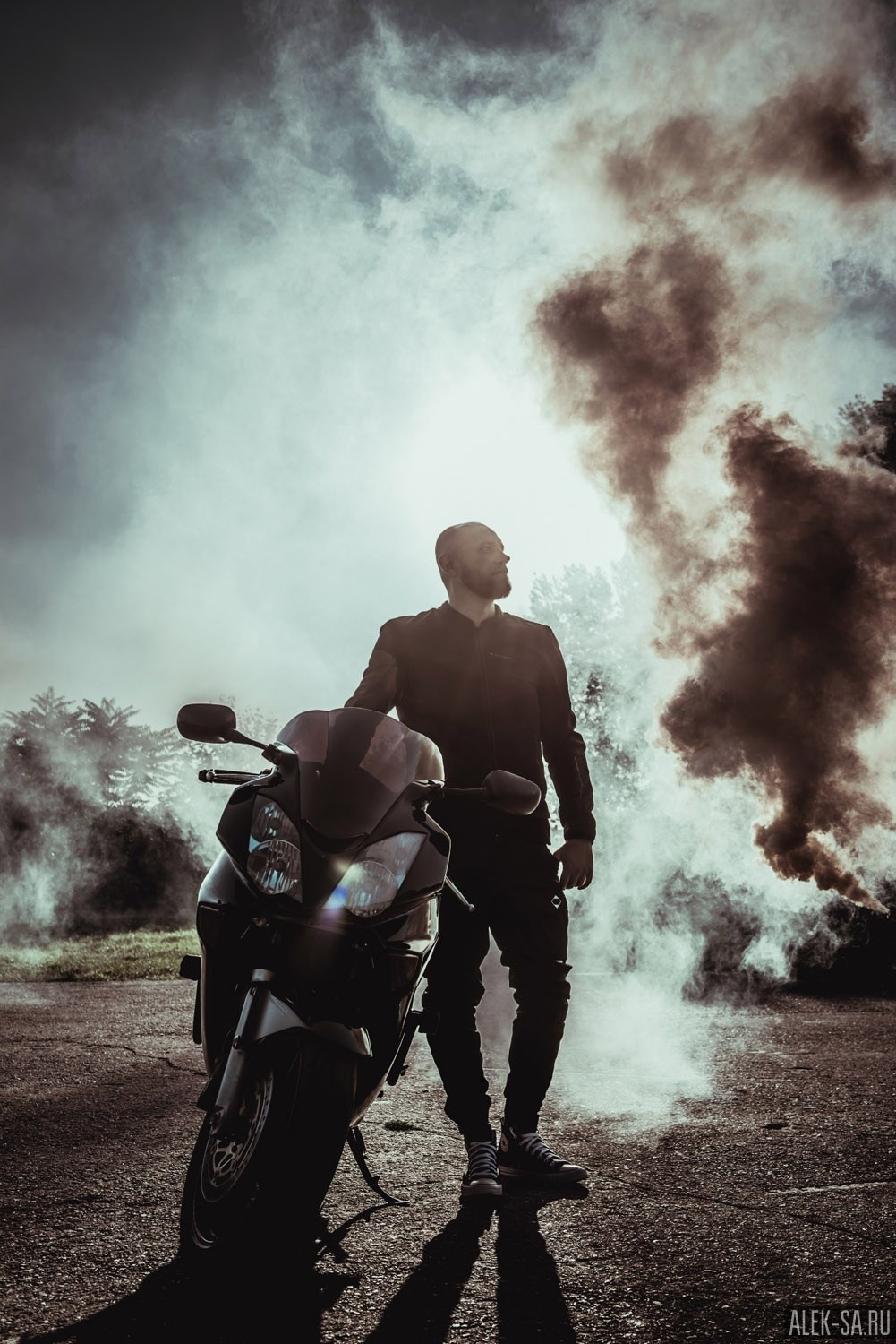 Мужчина идёт к клубам дыма, кинематографичный кадр — съёмка в Краснодаре