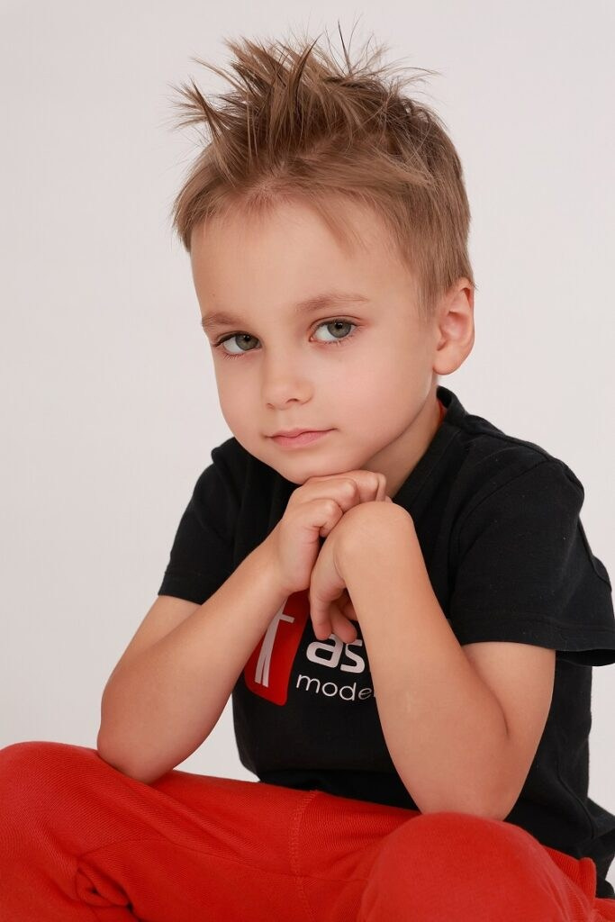 Марк Панарин. Съёмка одежды для маркетплейсов и брендов Morozova Production