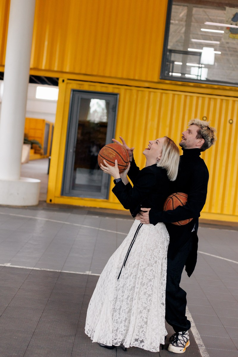 Лавстори с лапшой и жёлтым ангаром. Свадебный и семейный фотограф в Нижнем Новгороде и Москве