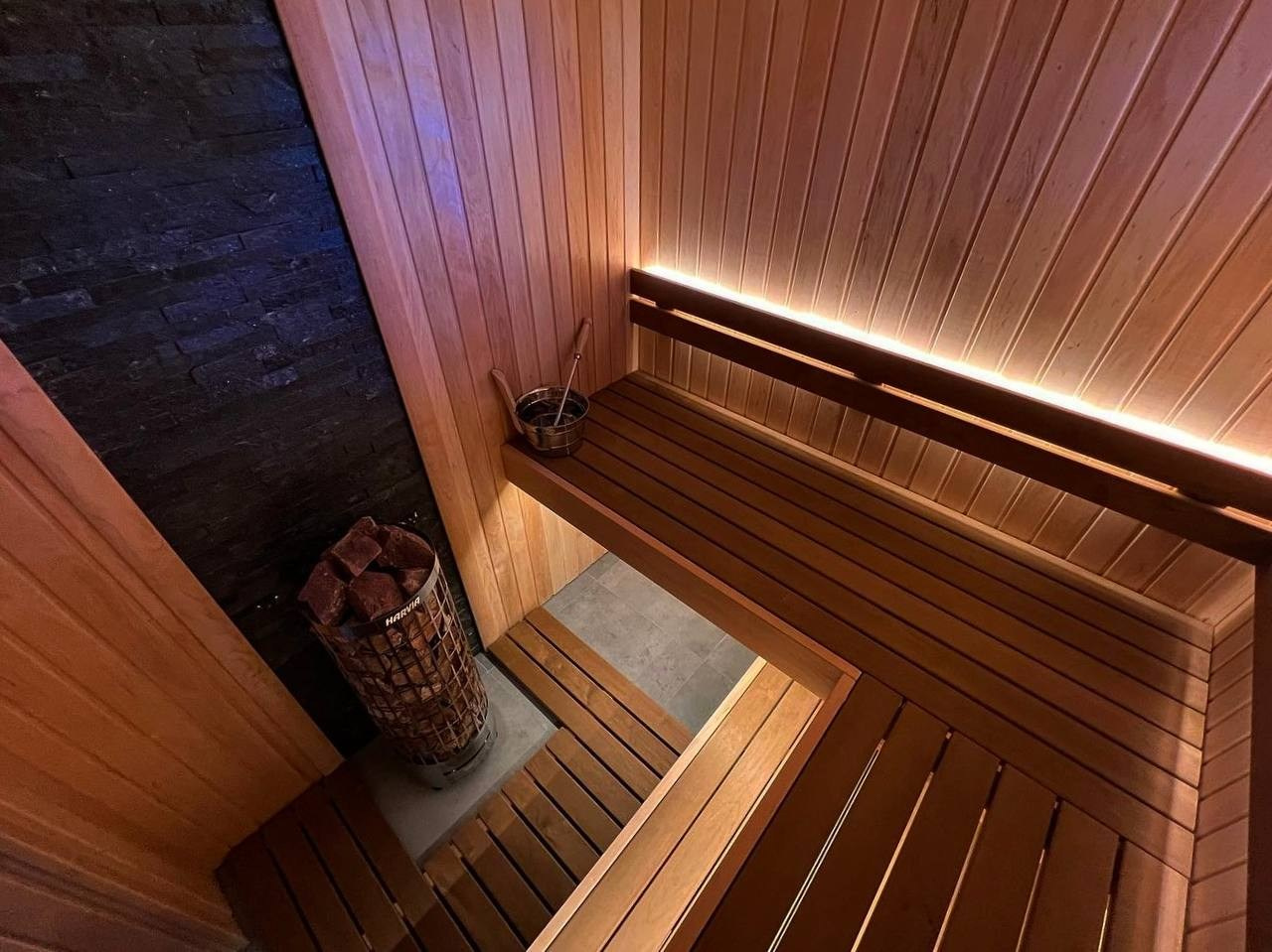 Классика STM в Рахье. Парящие полки, никаких стоек и вертикальных зашивок. Каждый сантиметр пространства должен быть полезным!. SaunaTopMasters