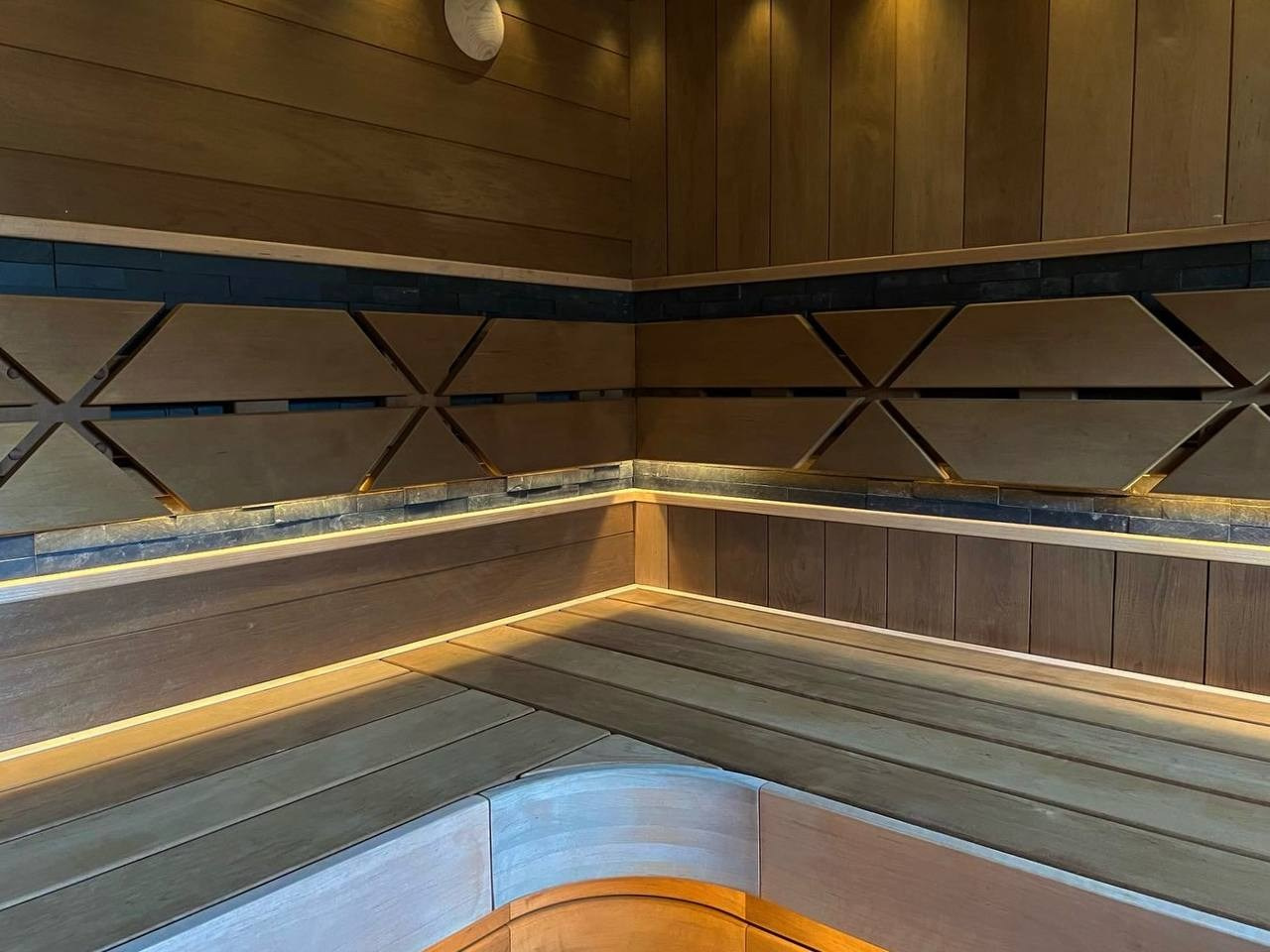 Эстетика пара в Касимово: термоольха, резьба, Helo-термос, радиальные акценты, можжевельник и оптоволоконный свет. SaunaTopMasters