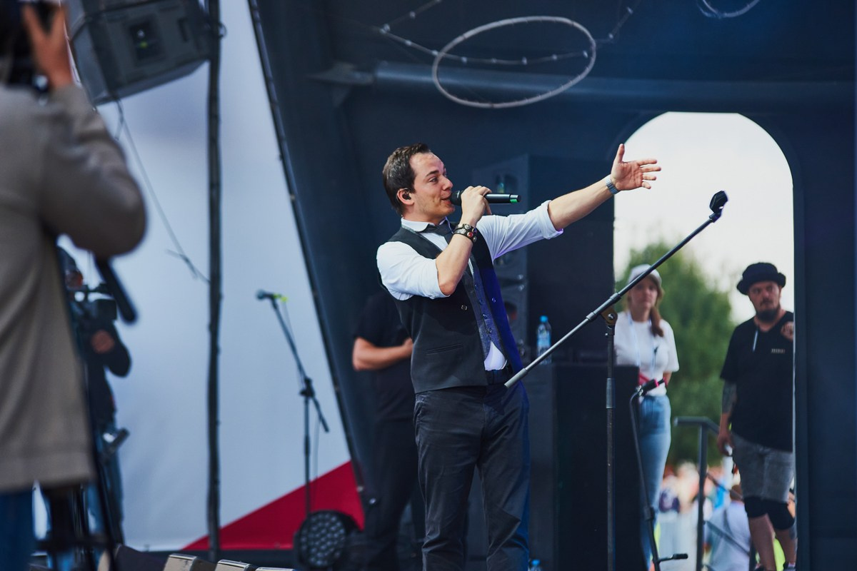 Репортаж для VIP зоны КПД Газстрой: выступление Родиона и Олега Газмановых. Репортажный и женский фотограф в Новосибирске