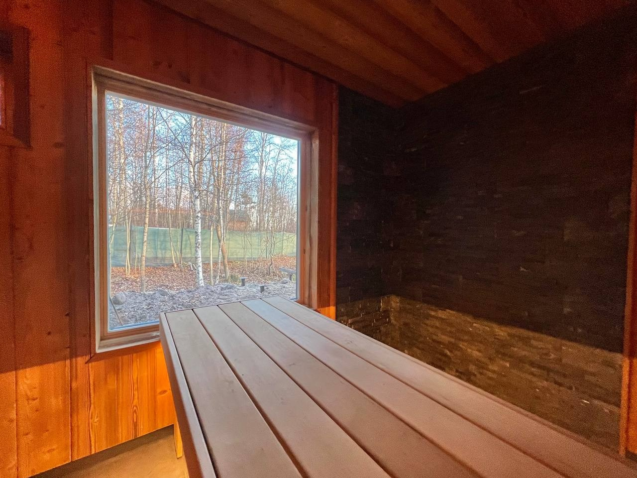 На берегу залива, в SPA «Пляж 33», гостей ждут две идентичные русские парные, где жар задают дровяные печи Aito AK-47. SaunaTopMasters