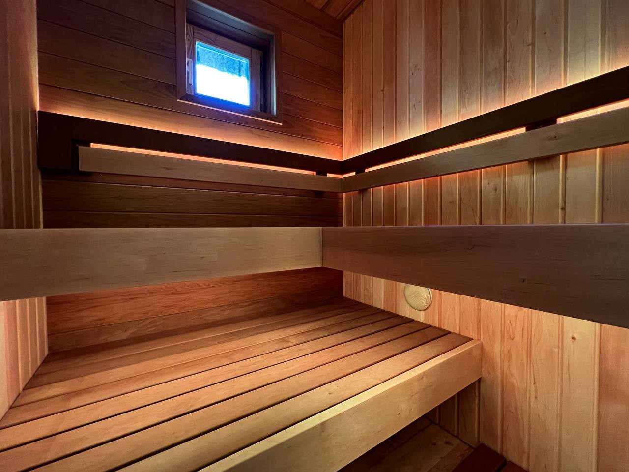 Реновация парной в Киссолово: старое и прогнившее превращается в стильную и уютную баню, где каждая деталь радует глаз и создает тепло. SaunaTopMasters