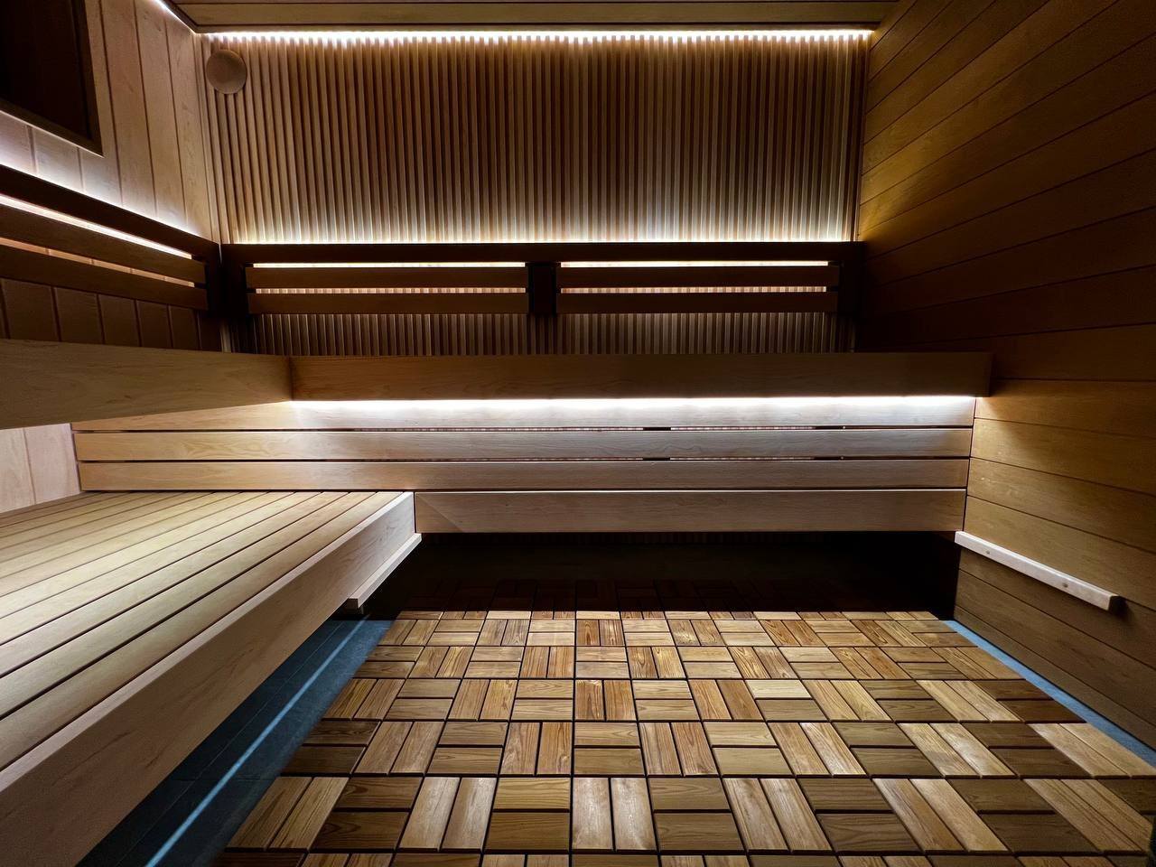 Компактная, но в то же время просторная парная в Петергофских дачах. Рациональное расположение полков и Easysteam в талькохлорите. SaunaTopMasters