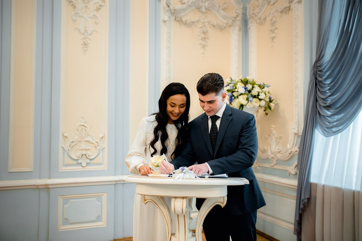 Свадебная фотосессия в ЗАГСе. Свадебный фотограф в Санкт-Петербурге Антон Владимиров