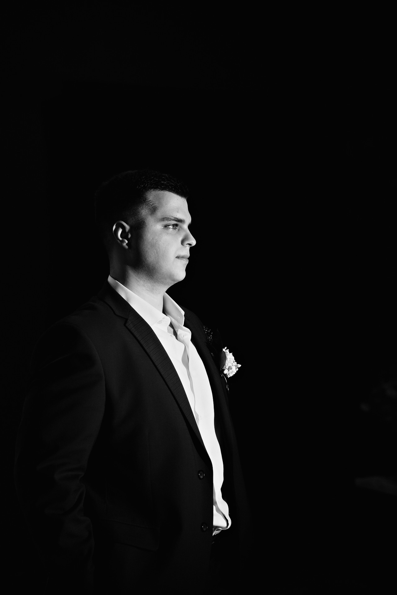 потрет жениха в профиль