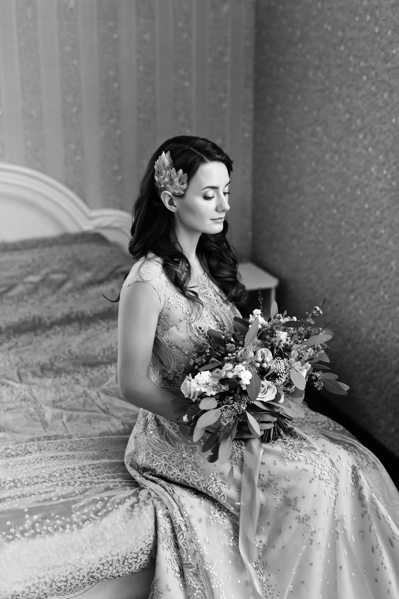 невеста с букетом, утренние сборы в день свадьбы