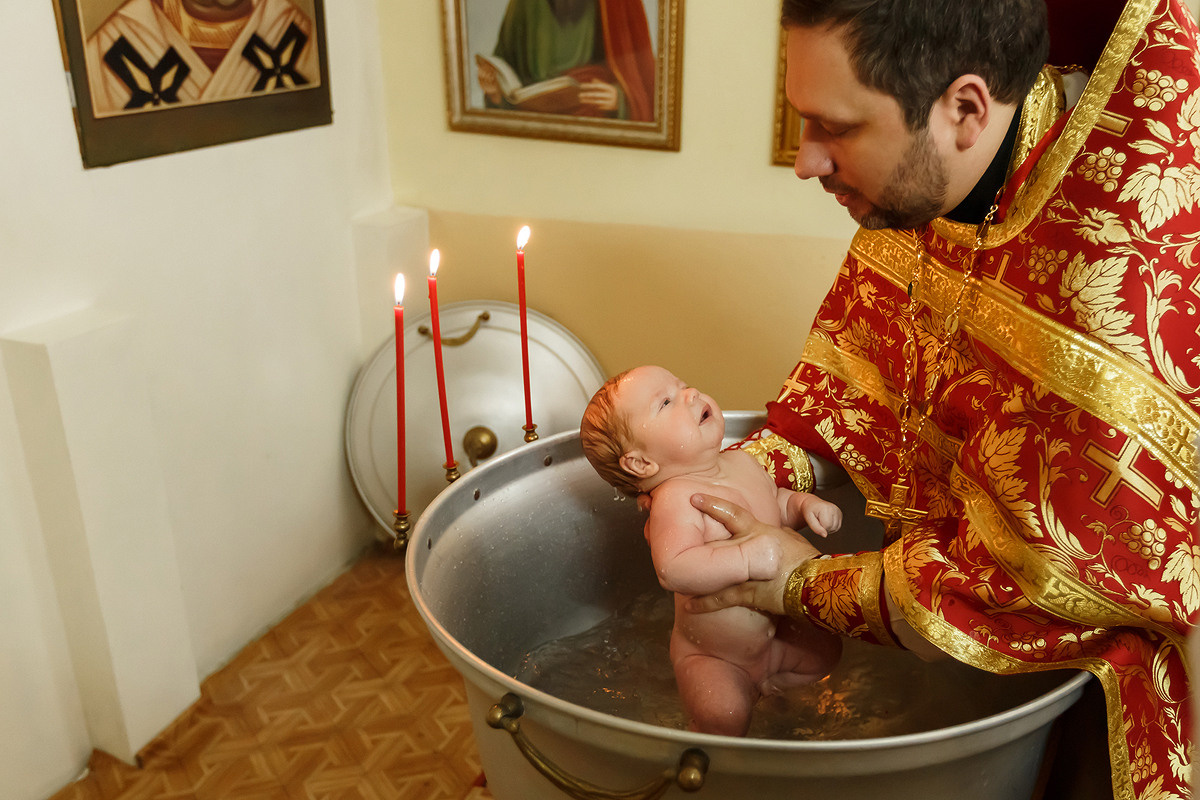 погружение-новорожденного-в-купель-при-Крещении