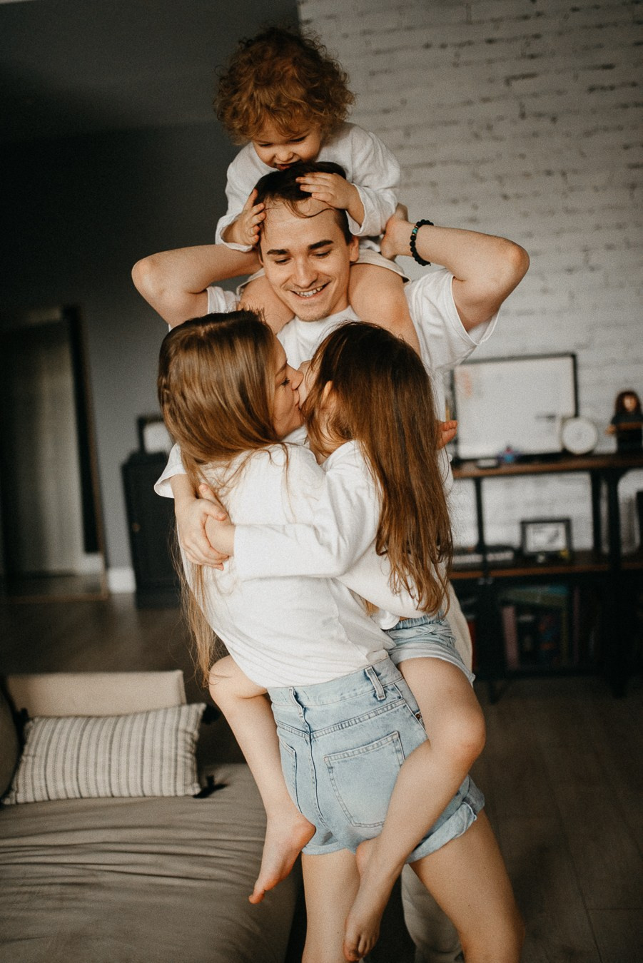 Костя, Яна, Кристина, Леон | дома