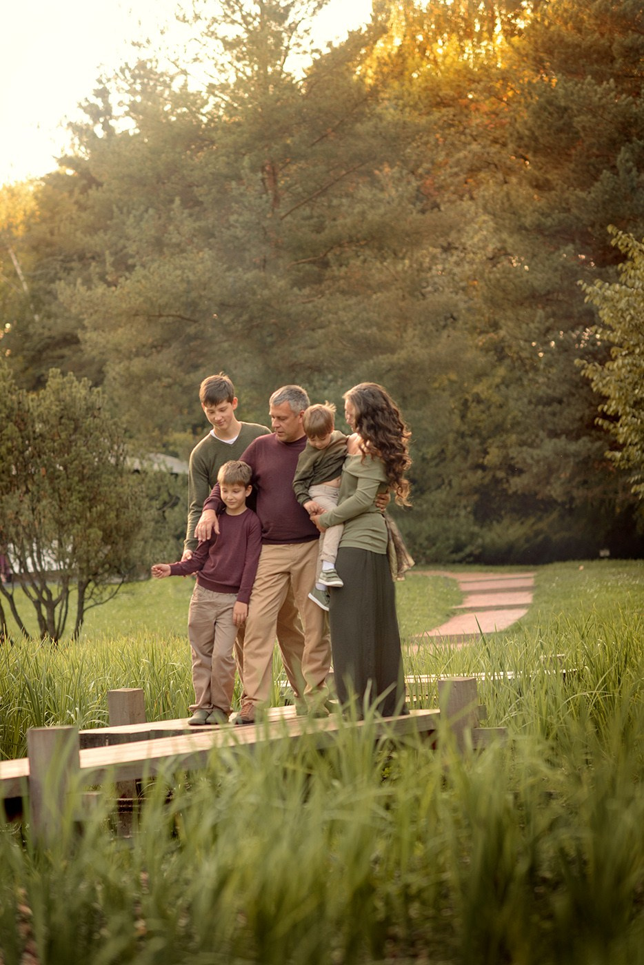 Family photo shoot , walk in the autumn park, family and golden fall (Photographer in Edinburgh Elena Carruthers)