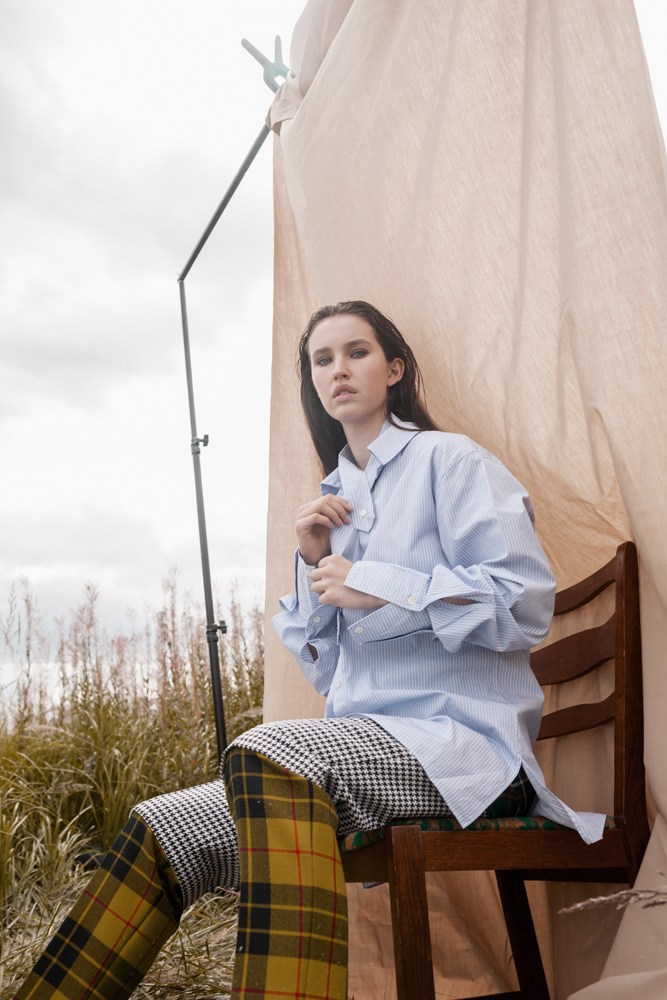 Портрет девушки на поле с системой фонов