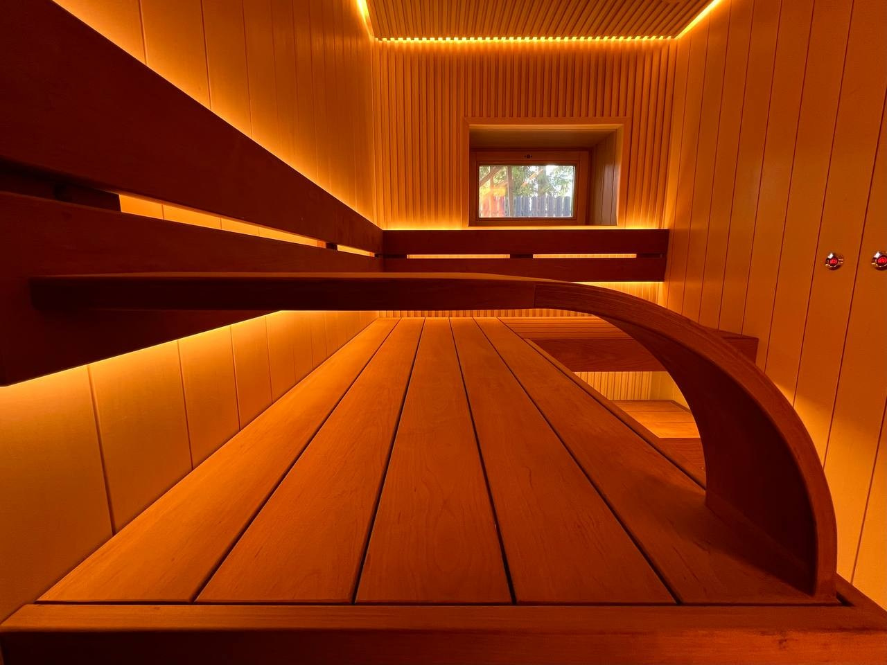 Сауна в Северной Жемчужине выполнена по проекту наших коллег VitaLine SPA. Ольха разного профиля, линейный свет и Sangens в редкой облицовке. SaunaTopMasters