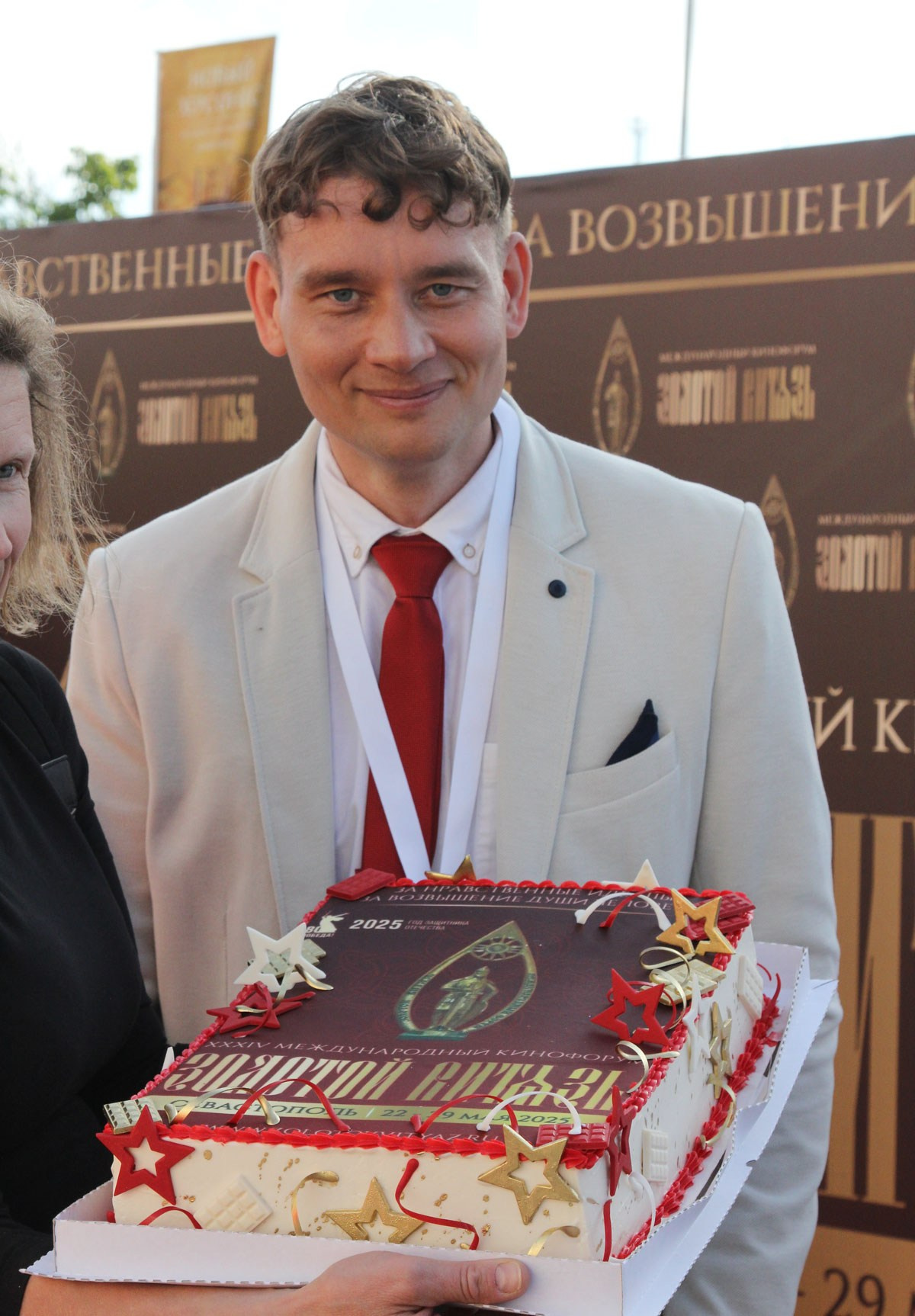 Станислав Щербаков, главный редактор журнала Солдаты России, спецкорреспондент, журналист, ВГИК, Золотой Витязь, лауреат премии союза журналистов России, режиссёр, продюсер, сценарист, актер, предприниматель, руководитель студии 365, руководитель компании Русские медиакоммуникации, Миасс, Москва 89514577151, Президентский полк