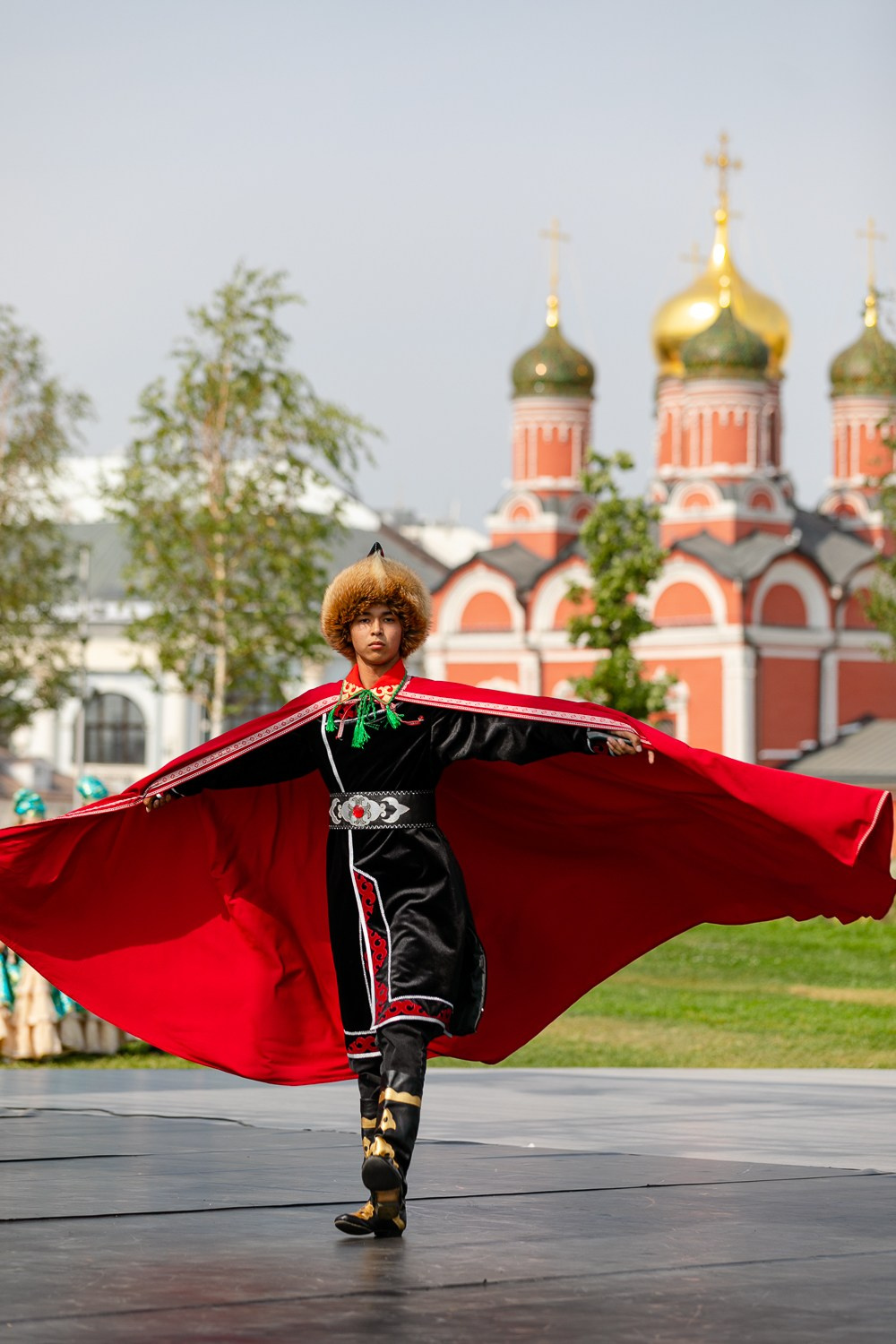 На сцене танцор в ттаарском национальном костюме