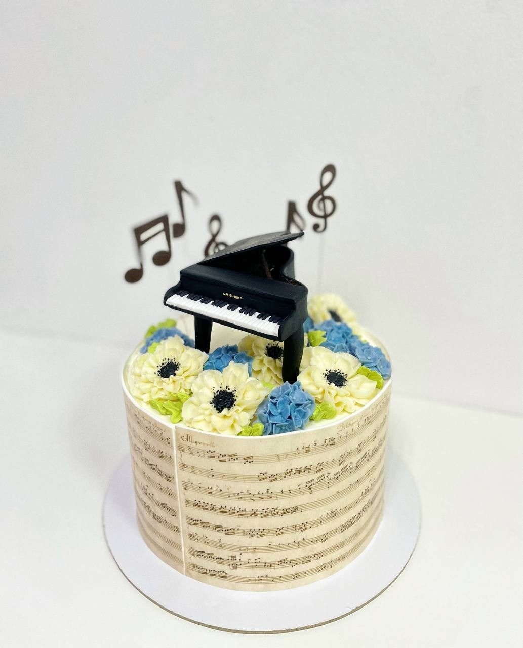 Работы учениц. Аникина Юлия / Кремовая флористика в корейской технике