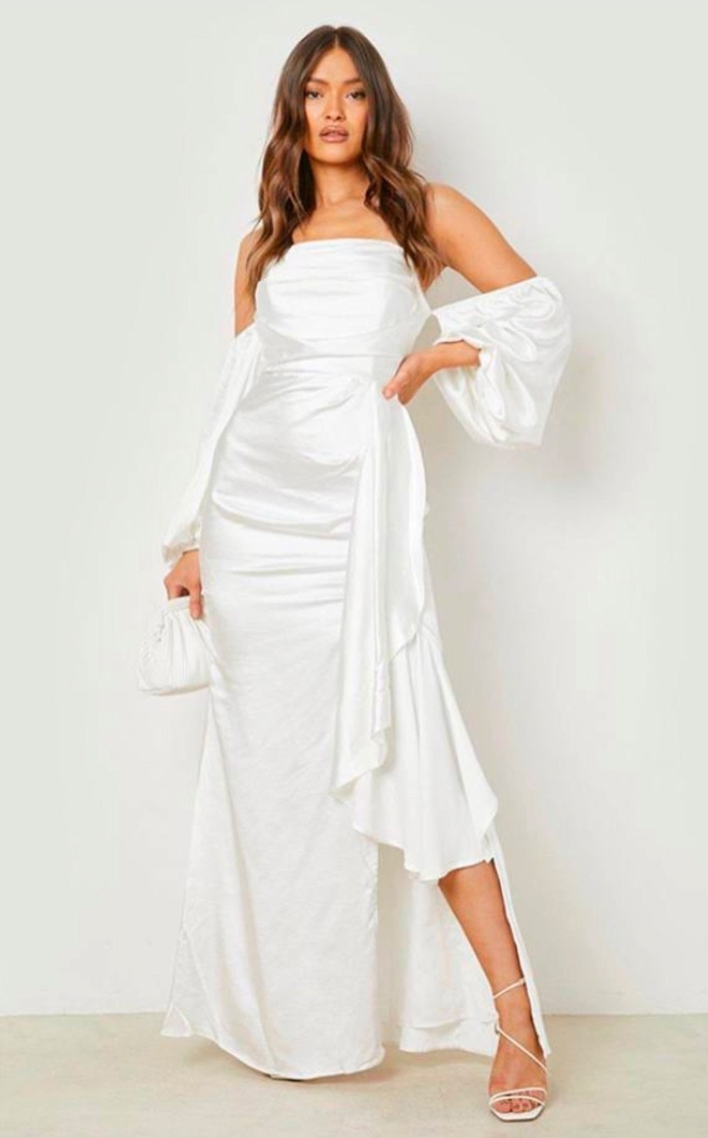 Прокат одежды для фотосессий в Краснодаре: белое нарядное свадебное платье для воркшопов