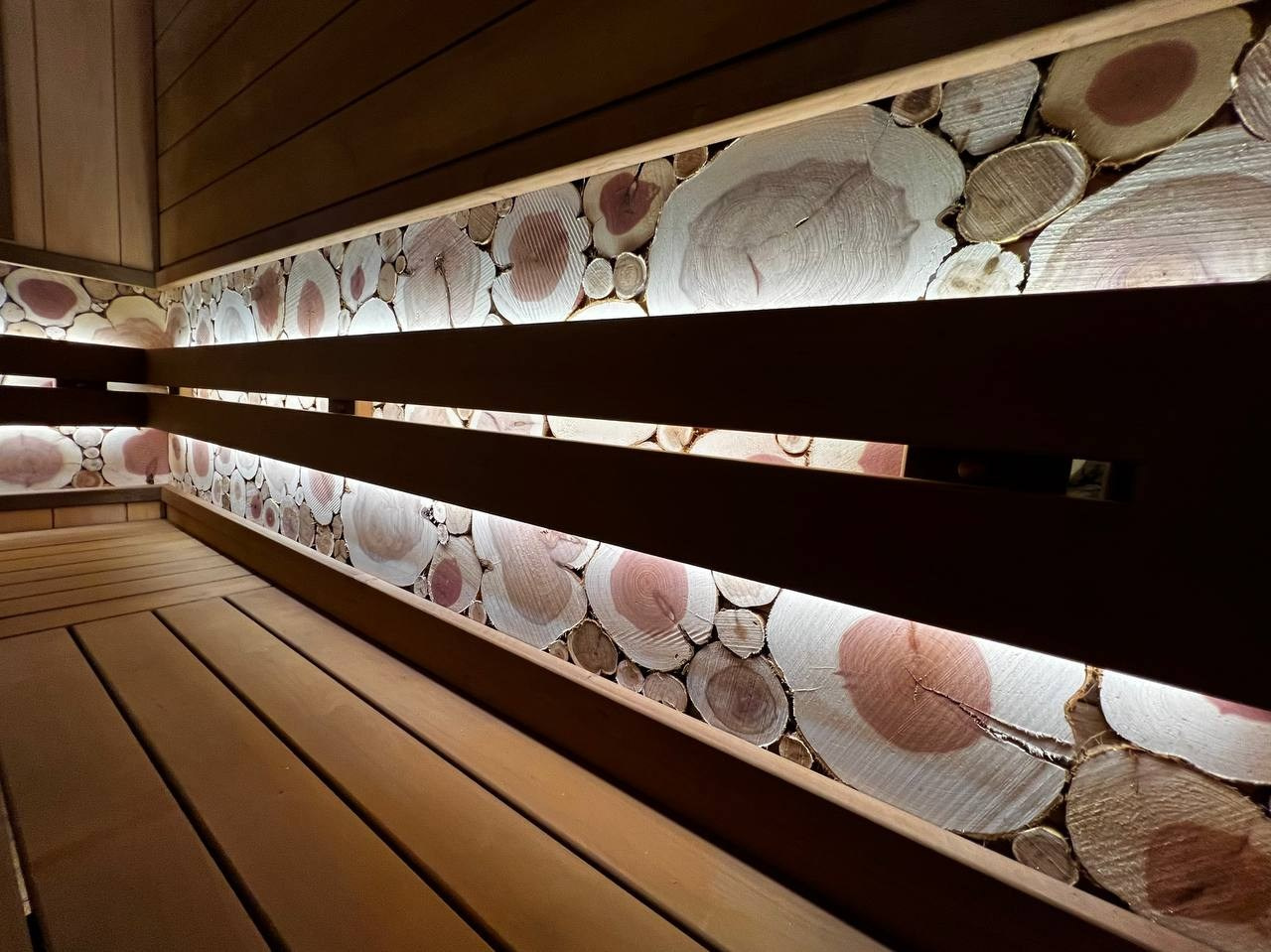 Сауна в Садах Времени на электрокаменке Sangens в облицовке из черного закаленного стекла. Выполнена в классическом стиле нашей команды. SaunaTopMasters