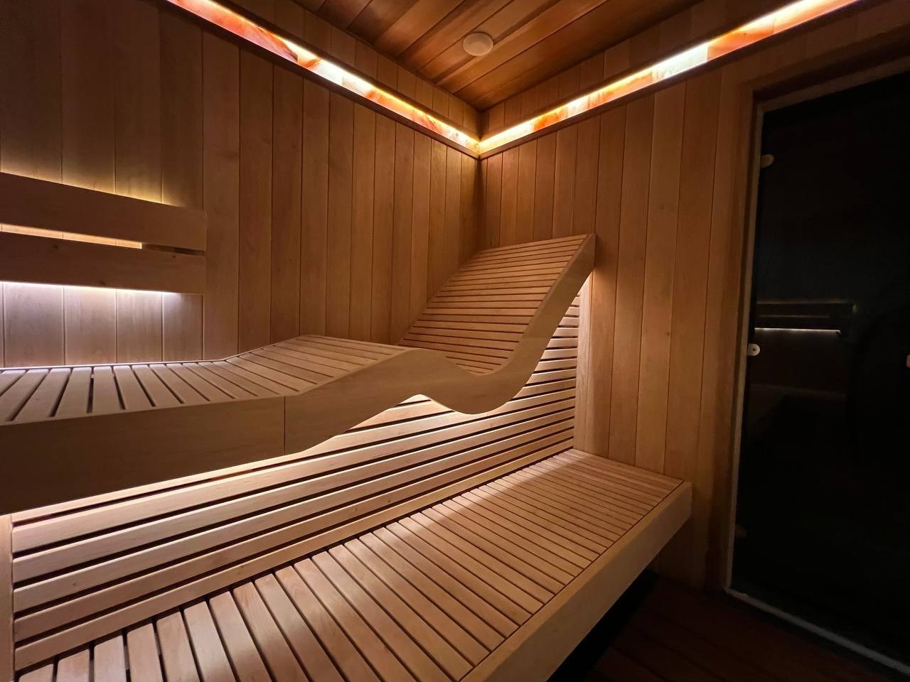Парная в Рощино разделена на две зоны: одна с парильным столом для активного парения, вторая- с анатомическим полком для релаксации. SaunaTopMasters