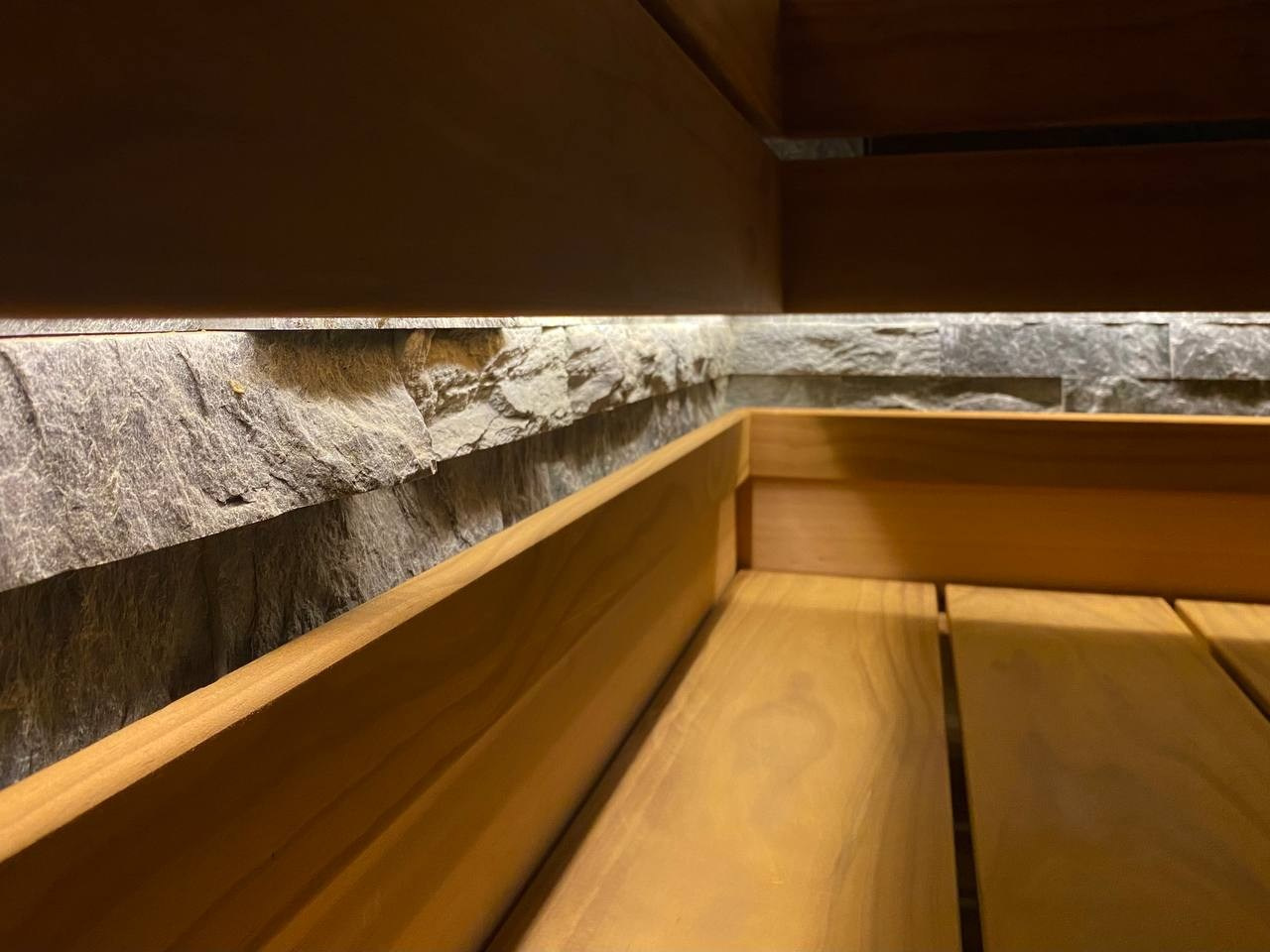 Парная у залива из канадского кедра и новозеландской термососны, с камнем за спинкой для дополнительного прогрева во время парения. SaunaTopMasters