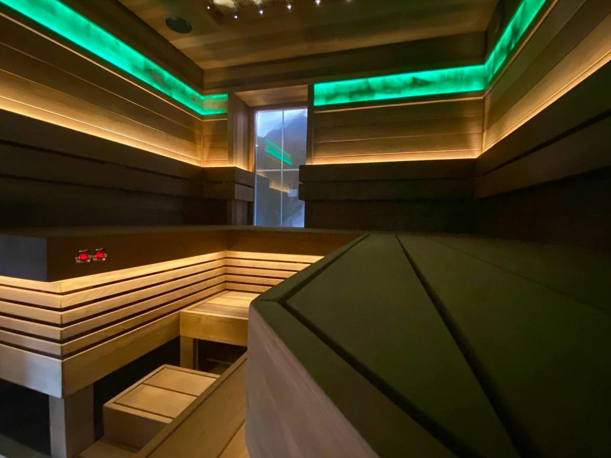 Парная «Цвет настроения» в Семкино: термоольха, солевые линии с RGB, можжевельник с оптоволокном и автоподача воды — пар без компромиссов. SaunaTopMasters
