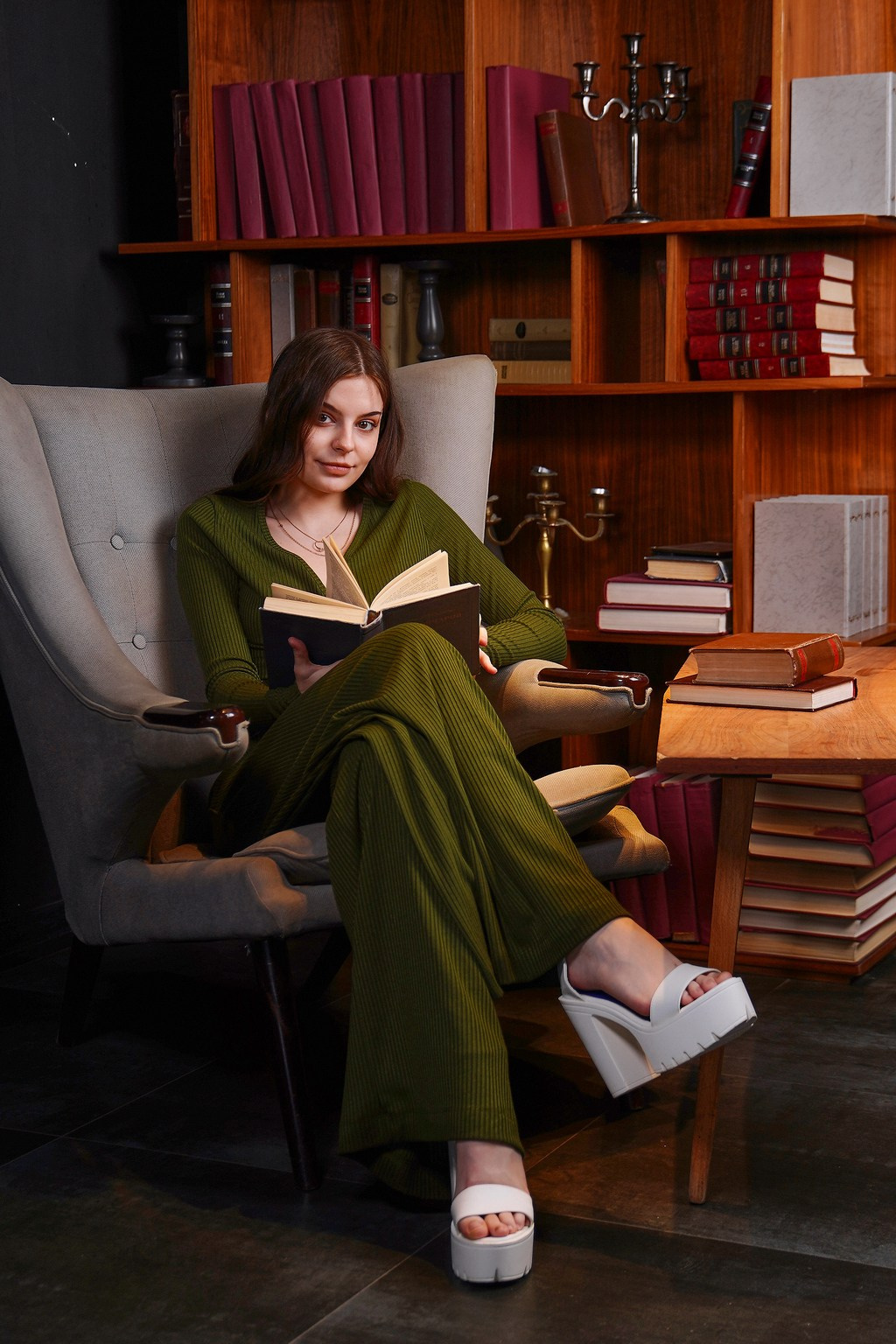 ФОТОСЕССИЯ В ГОРОДСКОЙ БИБЛИОТЕКЕ. Школьная фотография в Санкт-Петербурге, выпускные альбомы, фотосессии