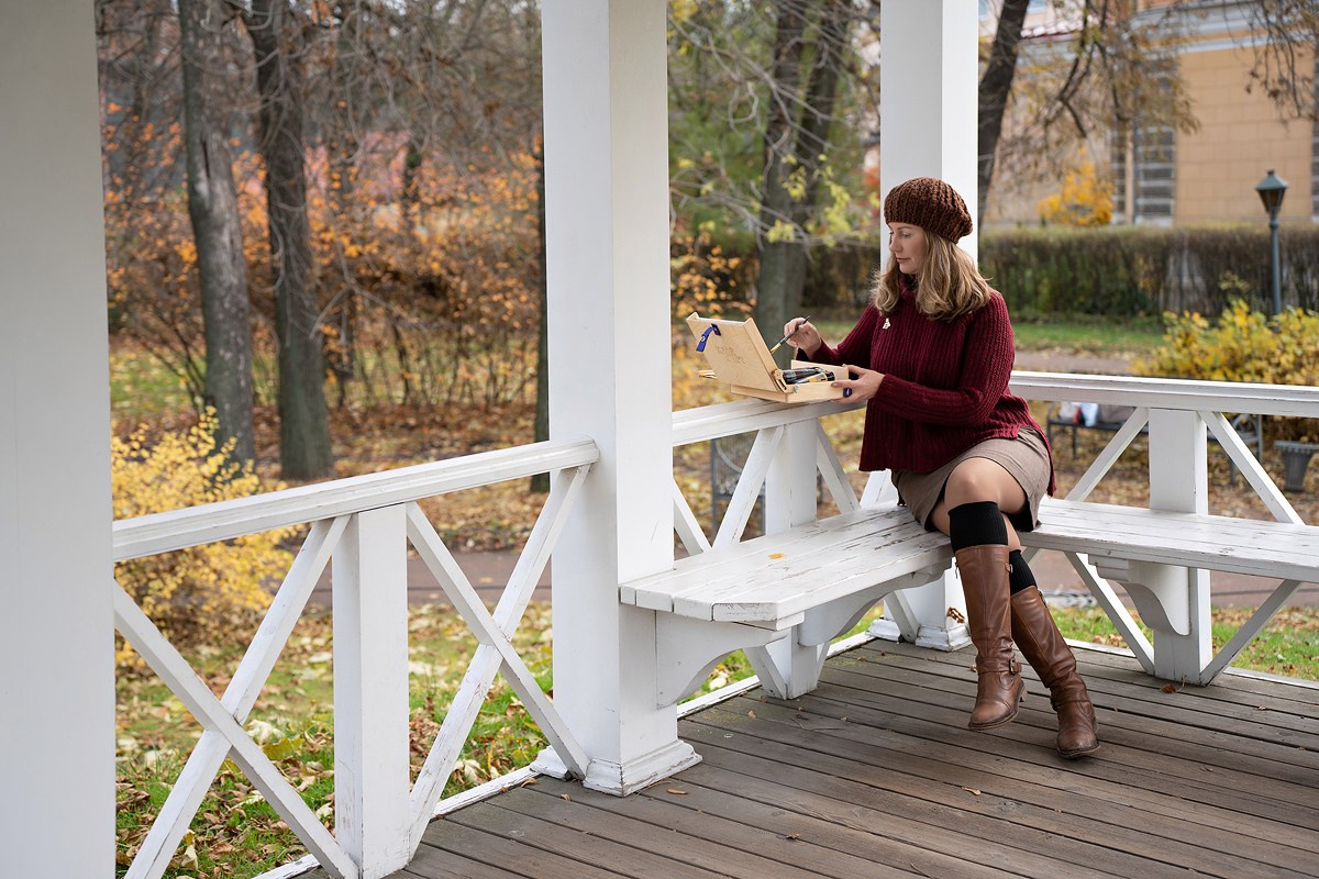 Кистью и листьями. Художник Анна Пятковская. Фотограф Мария Ковкова