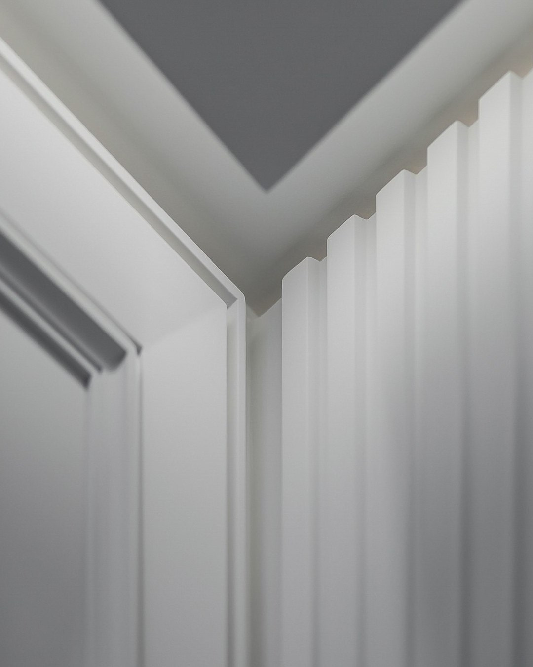 Деталь отделки стены с молдингами и подсветкой — проект Валерии Котович